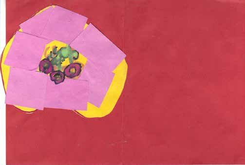 Selbst gebastelte Karte: eine große Blume aus rosa Papierstücken mit gelbem Rand und lila Tupfen in der Mitte auf rotem Grund.