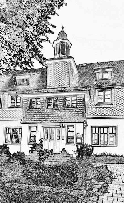 Zeichnung in Schwarz-Weiß: ein großes Haus mit Schieferfassade und einem kleinen Glockentürmchen auf dem Dach, davor eine Treppe, Beete und ein gepflasterter Weg.