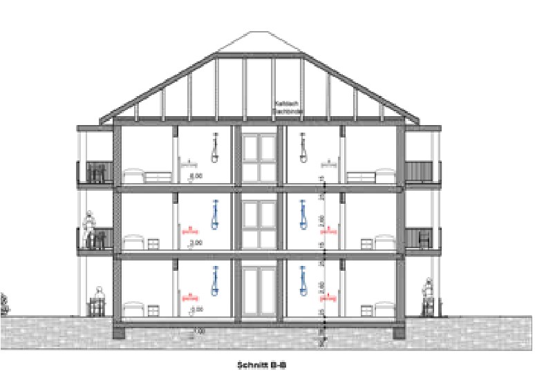 Bauzeichnung, Schnitt B-B: Querschnitt durch ein dreigeschossiges Haus mit Satteldach, Zimmern mit Betten und Balkonen an beiden Seiten.