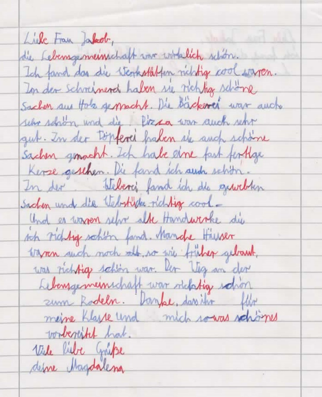 Handgeschriebener Brief auf liniertem Papier in blauer und roter Schreibschrift, beginnend mit „Liebe Frau Jakob“.