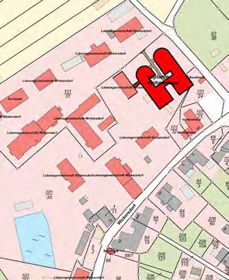 Ausschnitt aus dem Lageplan: die Grundstücke der Lebensgemeinschaft in Rosa, der geplante Neubau als rote Fläche in U-Form, unten links der Teich.