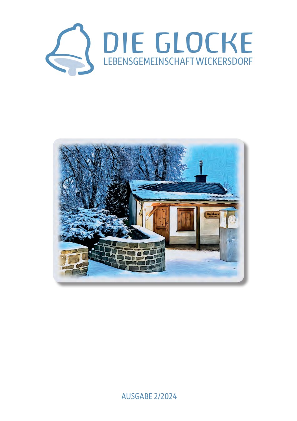 Titelseite der Glocke, Ausgabe 2/2024: ein künstlerisch bearbeitetes Winterfoto des verschneiten Backhauses mit Holztür und Schild, davor eine runde Mauer aus Natursteinen, dahinter Bäume voller Schnee unter blauem Himmel.